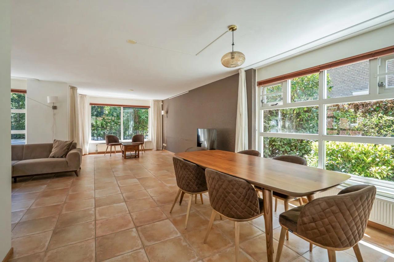 Detached villa with 4 bedrooms and garden - Image 3
