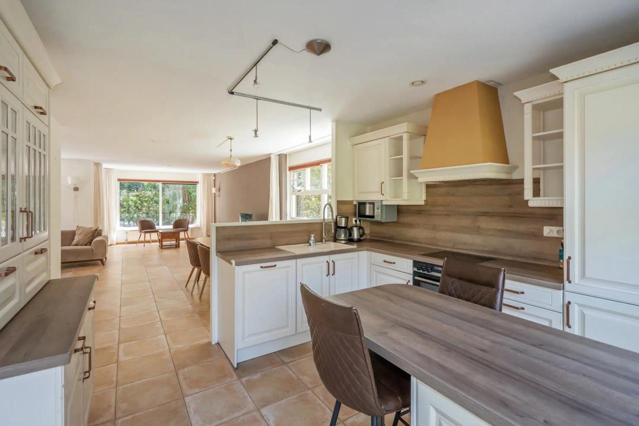 Detached villa with 4 bedrooms and garden - Image 4