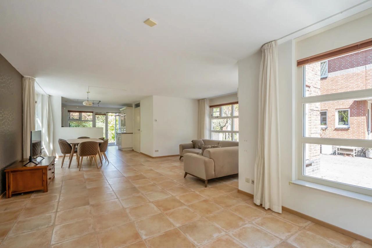 Detached villa with 4 bedrooms and garden - Image 7