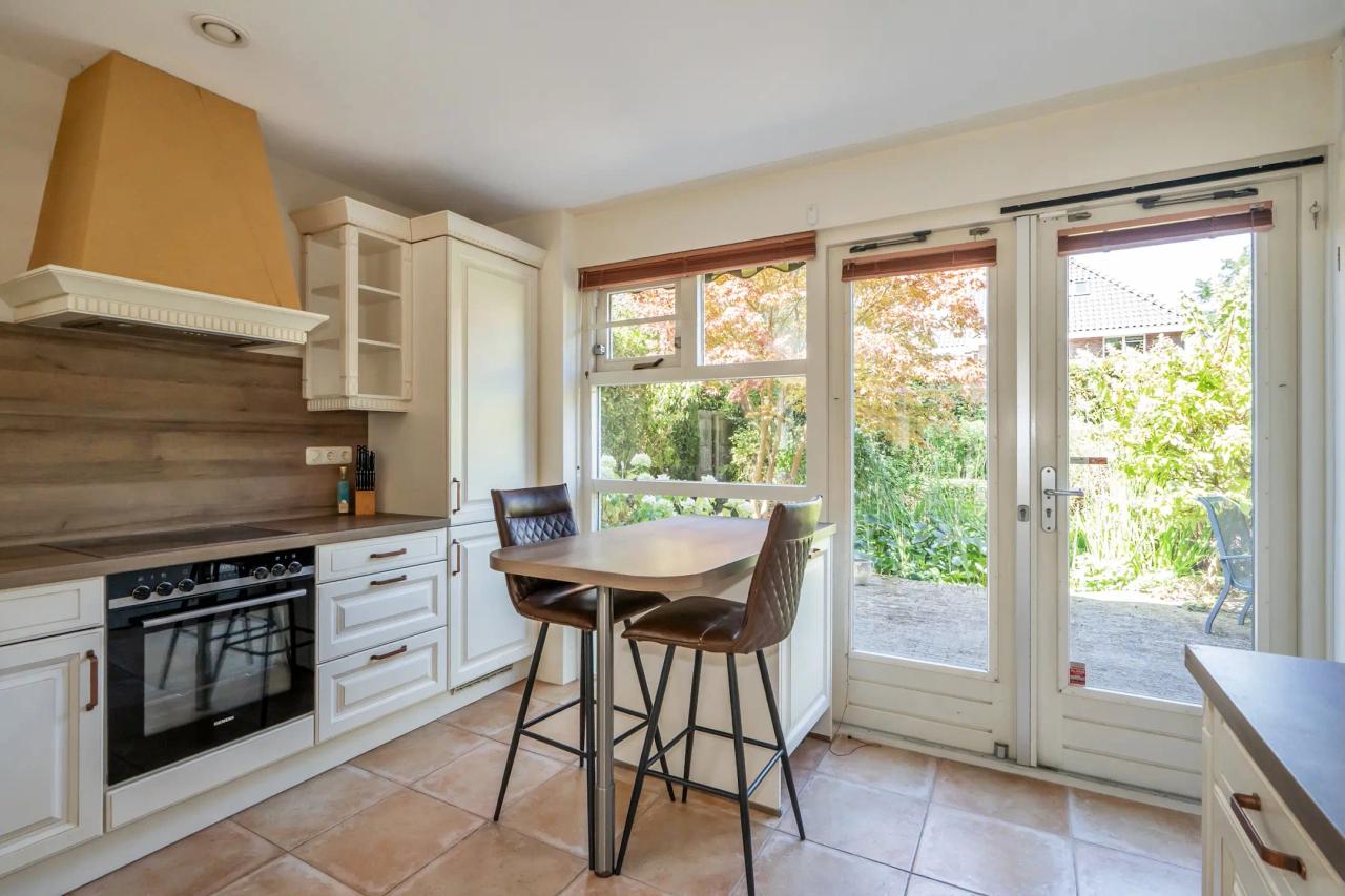 Detached villa with 4 bedrooms and garden - Image 10