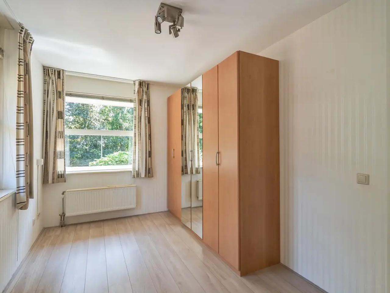 Detached villa with 4 bedrooms and garden - Image 15