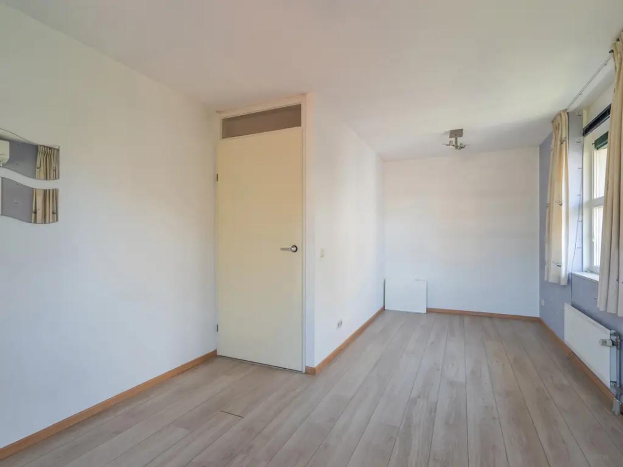 Detached villa with 4 bedrooms and garden - Image 19