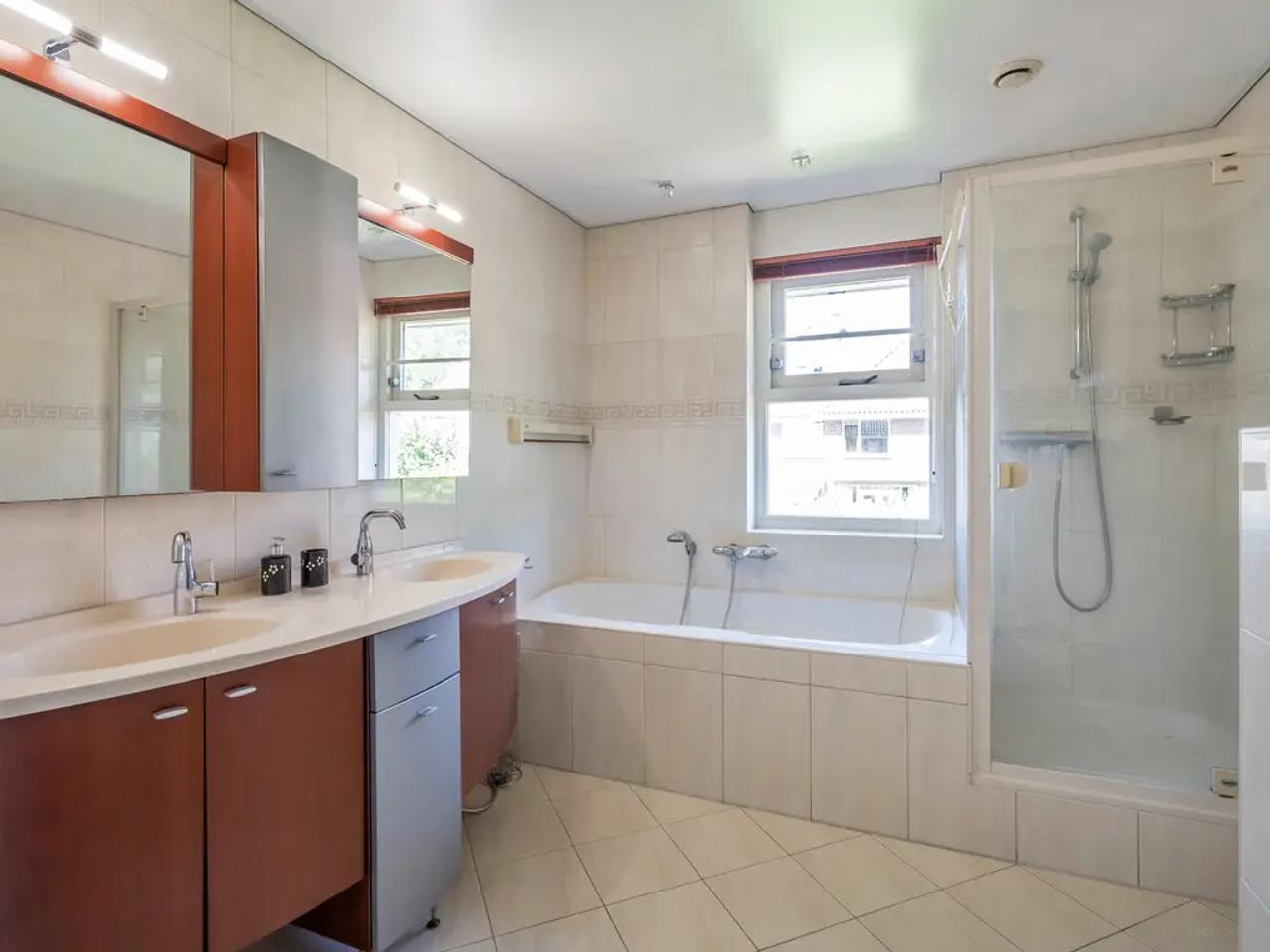 Detached villa with 4 bedrooms and garden - Image 20