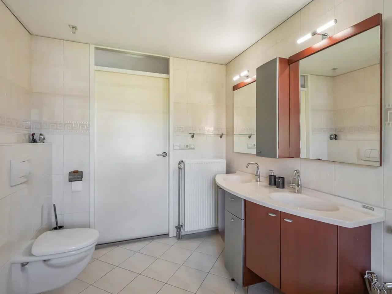 Detached villa with 4 bedrooms and garden - Image 21