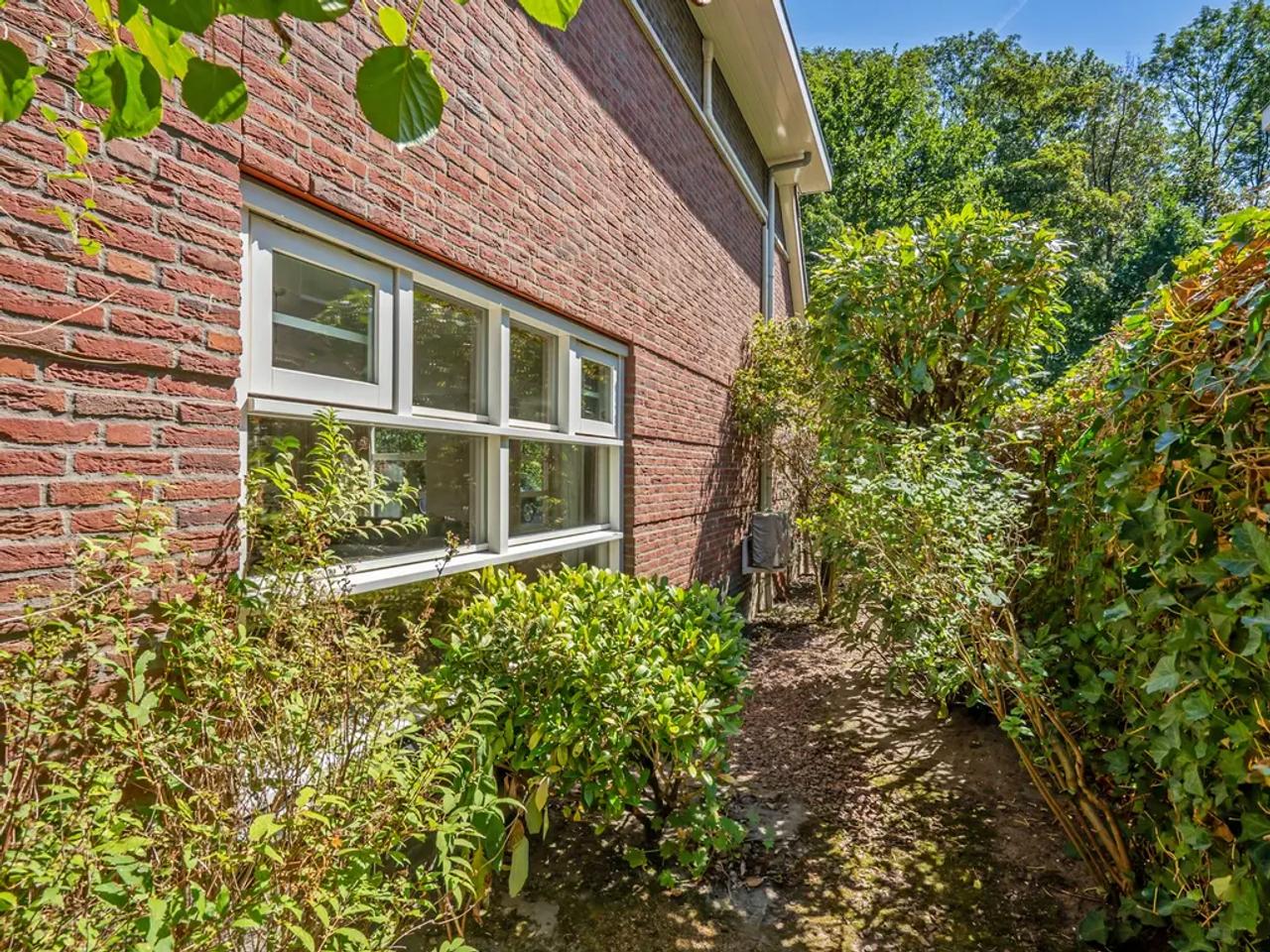 Detached villa with 4 bedrooms and garden - Image 28