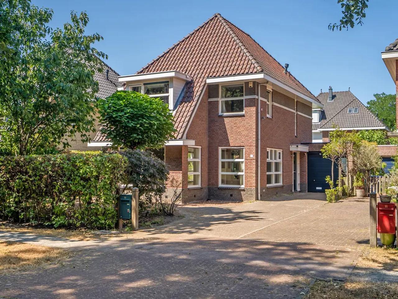 Detached villa with 4 bedrooms and garden - Image 30
