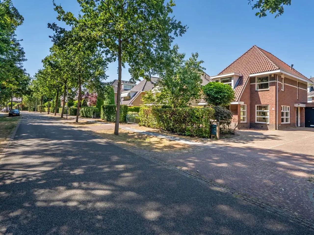 Detached villa with 4 bedrooms and garden - Image 31