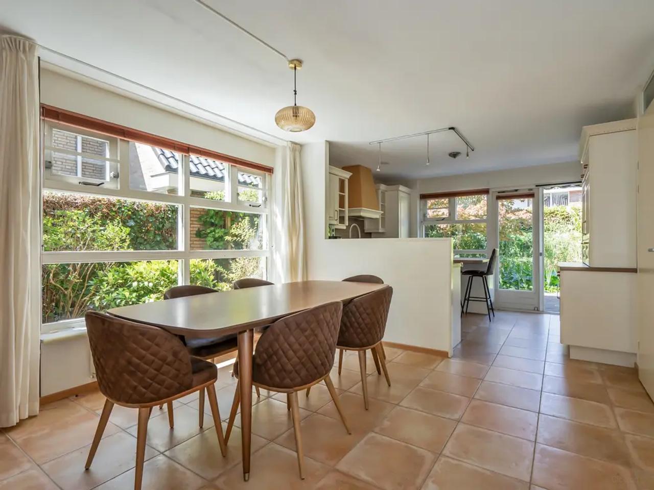 Detached villa with 4 bedrooms and garden - Image 32