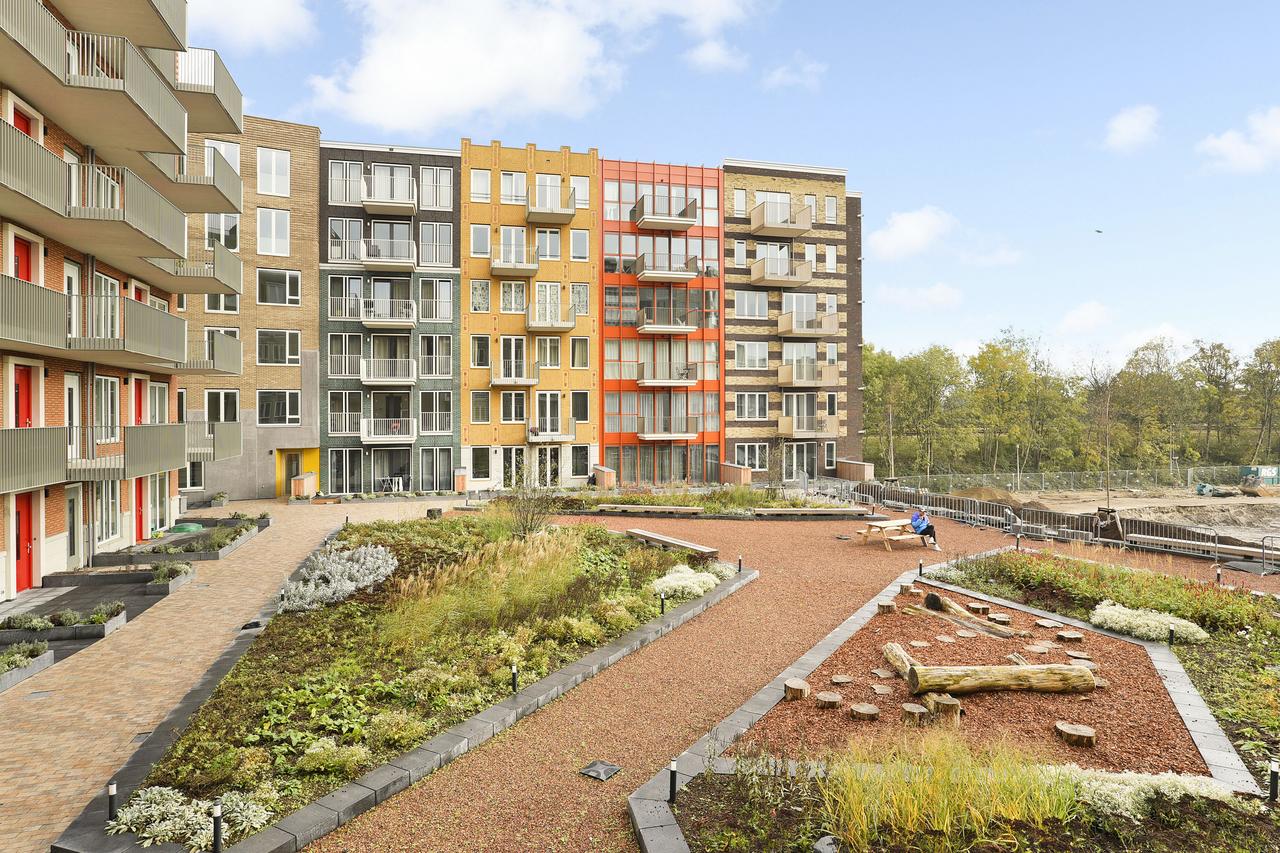 3-Room Apartment in Holland Park - Image 1