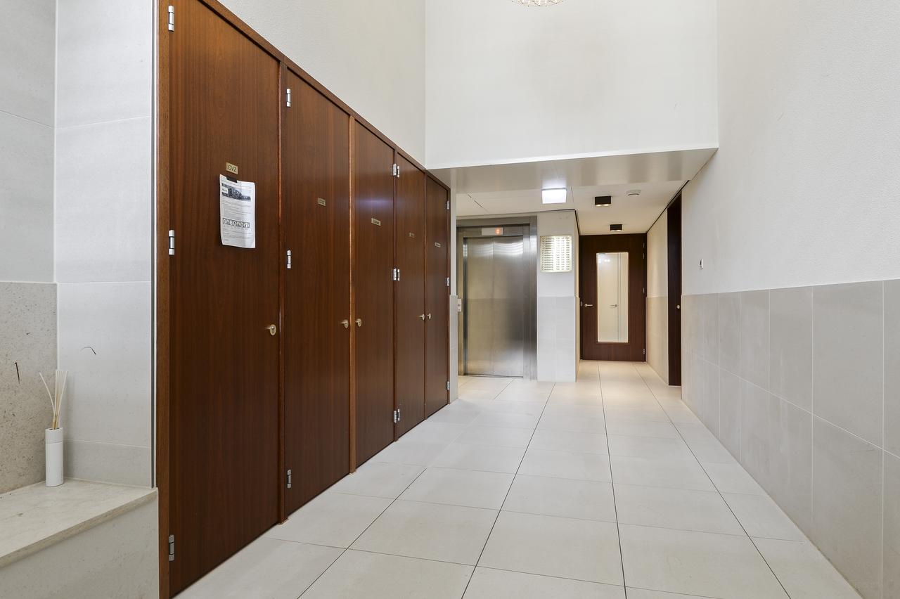 3-Room Apartment in Holland Park - Image 2