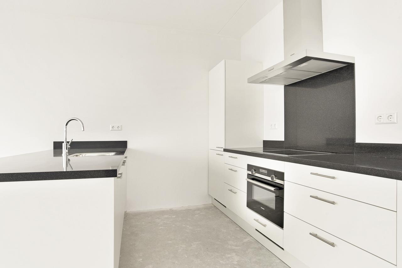 3-Room Apartment in Holland Park - Image 4