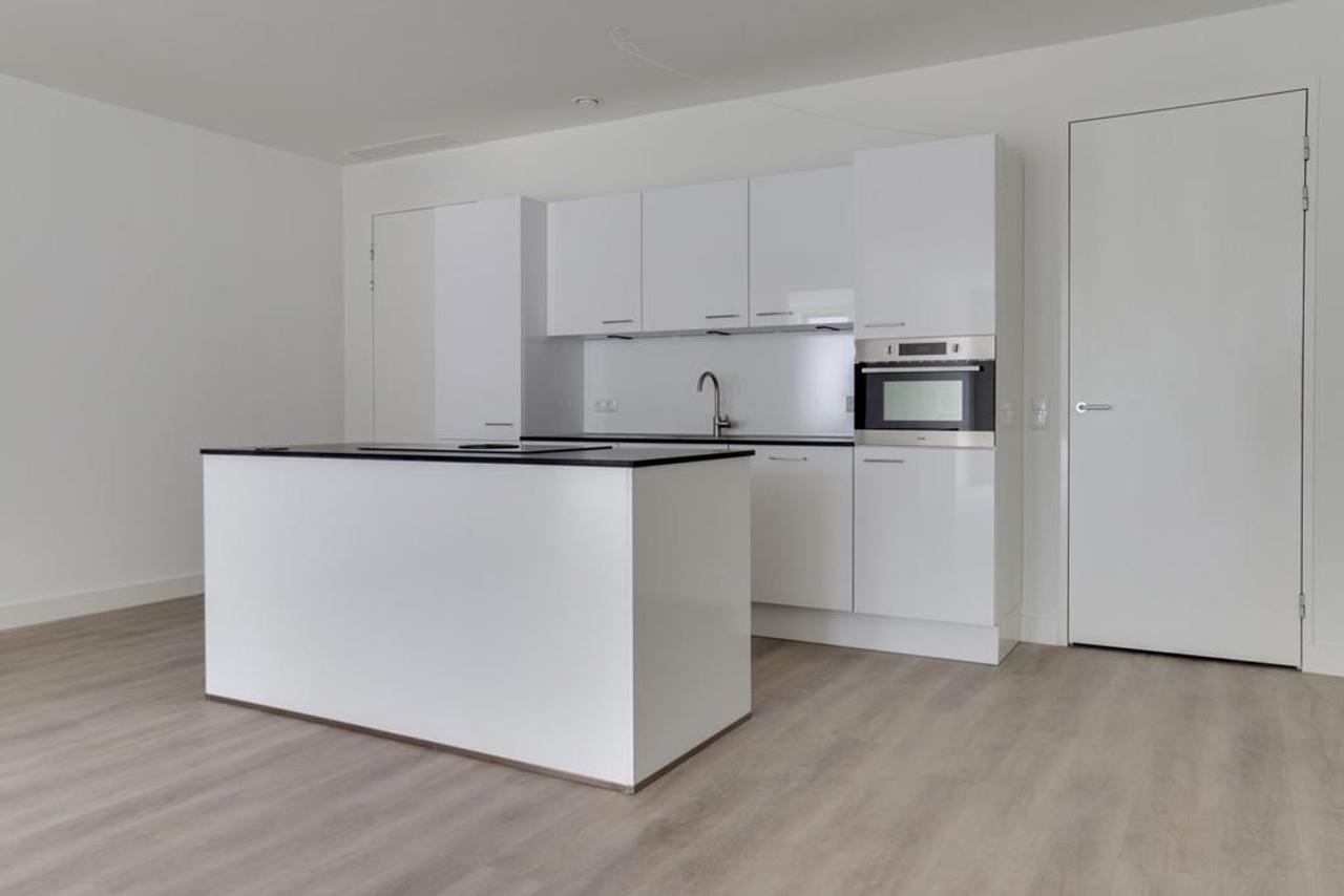 87 m² apartment with balcony in Sloterdijk - Image 2
