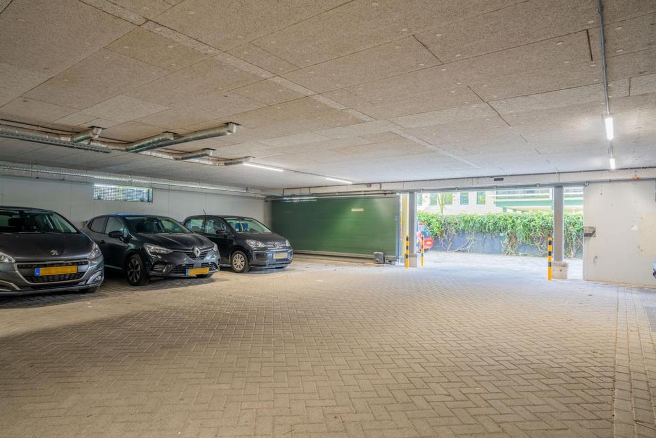 87 m² apartment with balcony in Sloterdijk - Image 14