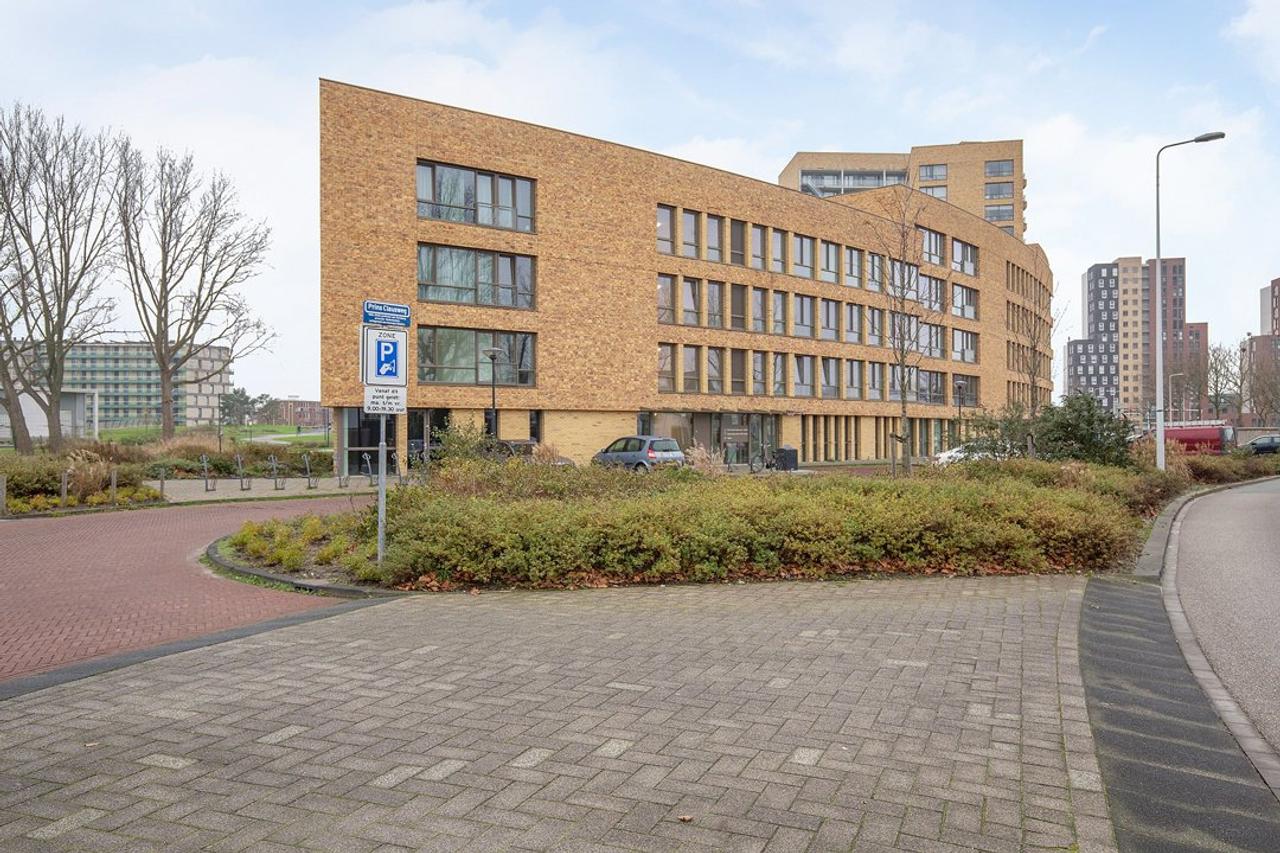 100 m² apartment with balcony in Leiden - Image 1
