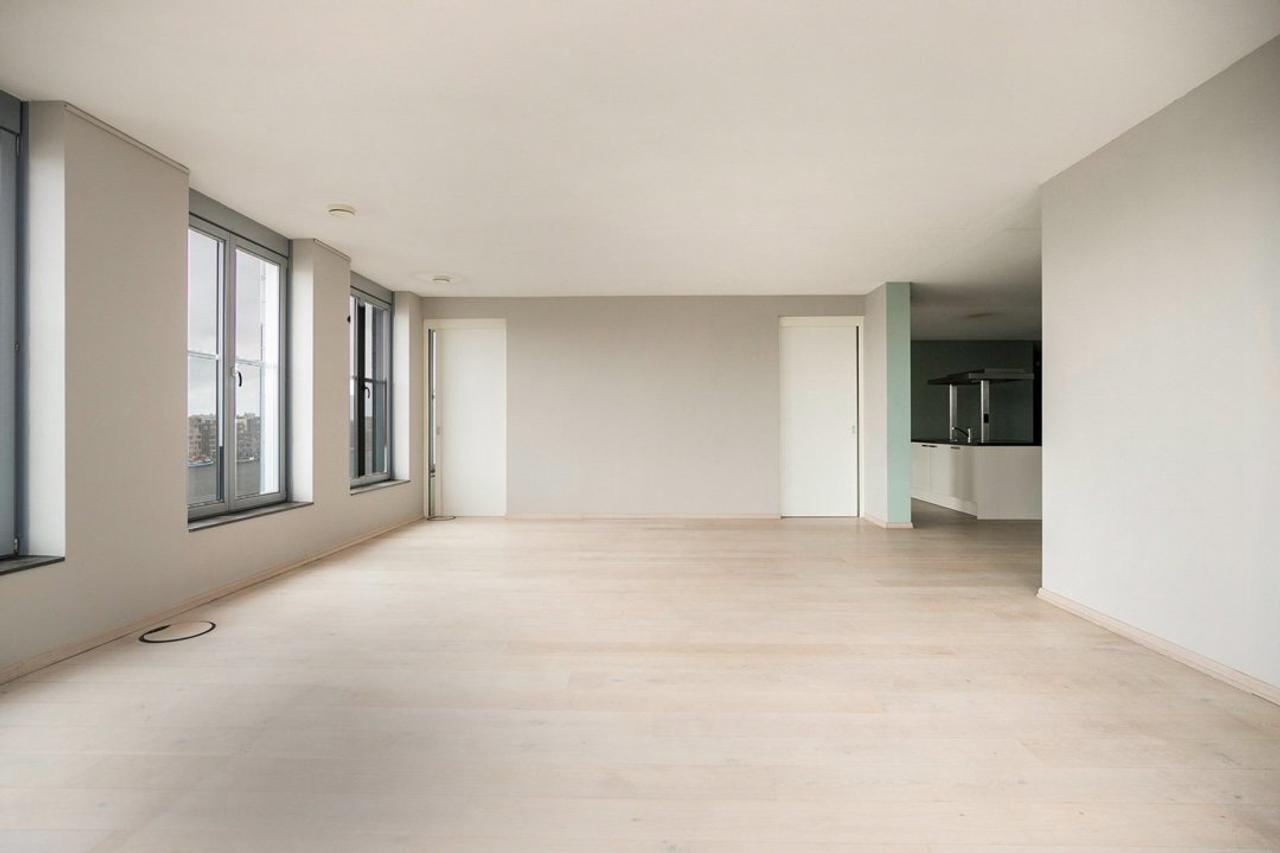 153 m² apartment with kitchen island - Image 1