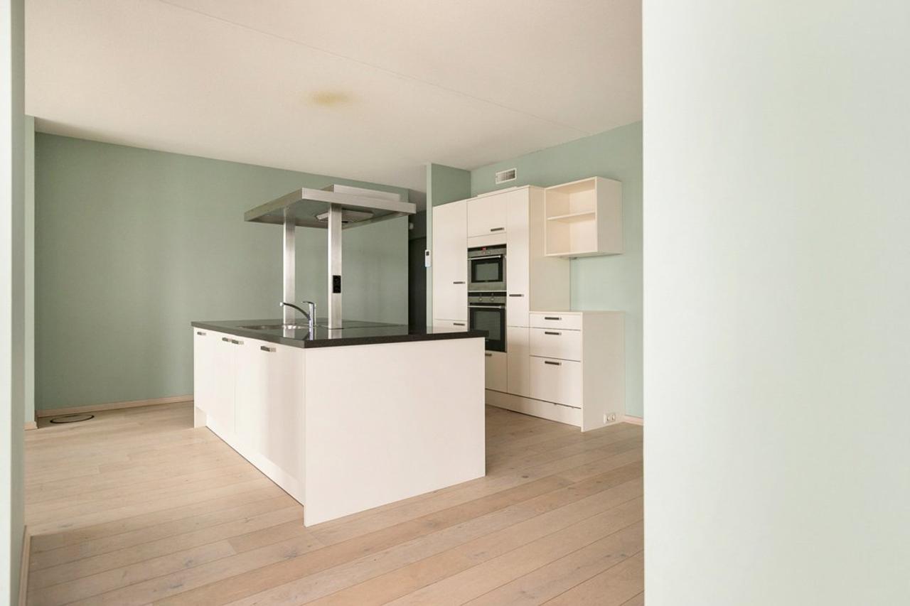 153 m² apartment with kitchen island - Image 4