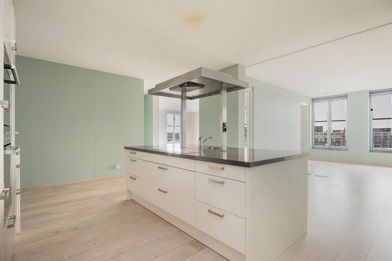 153 m² apartment with kitchen island - Image 7
