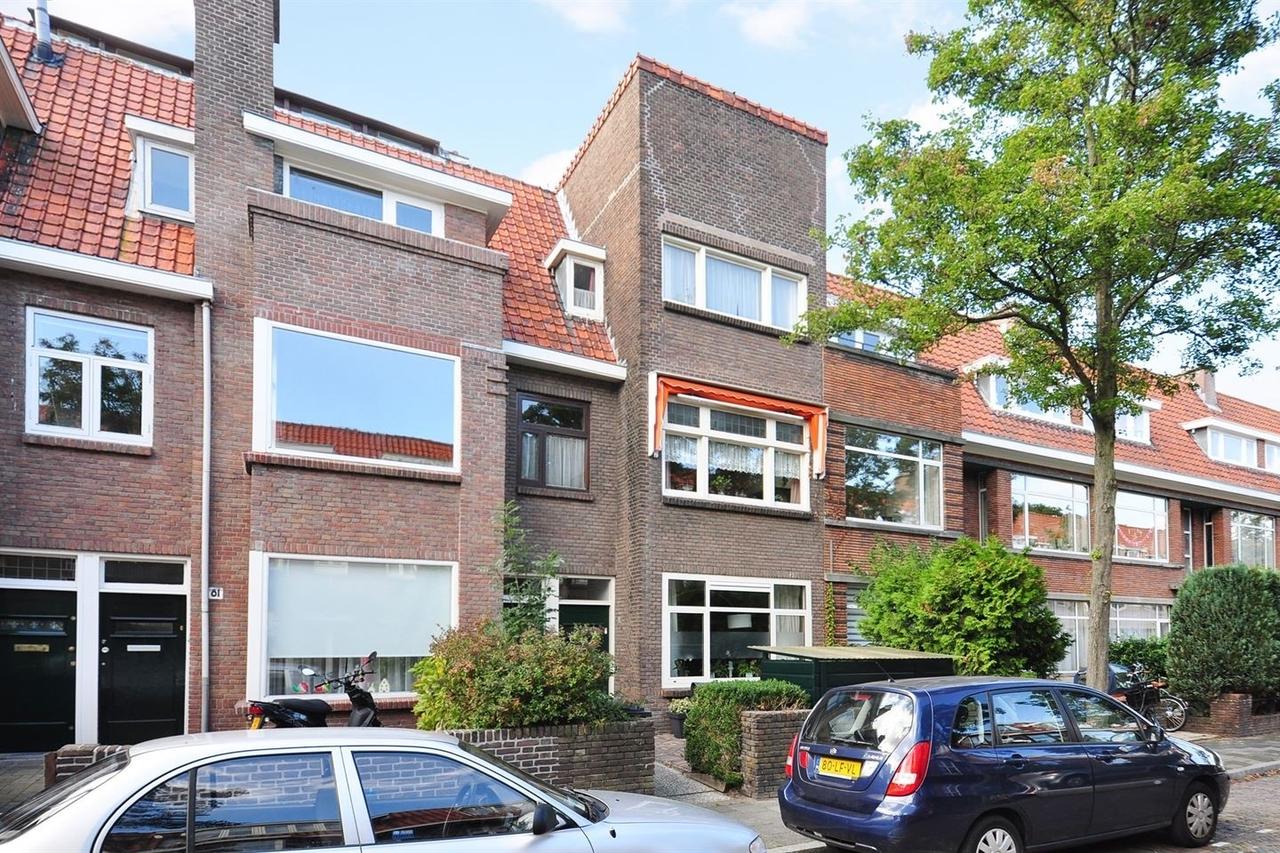 105 m² upper-floor apartment with 2 terraces - Image 1
