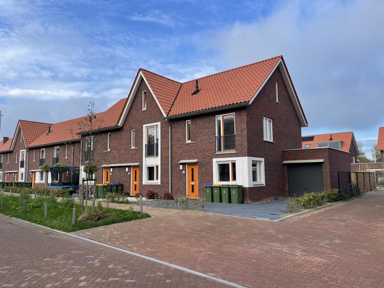 Corner house with garage and garden in Ede - Image 1