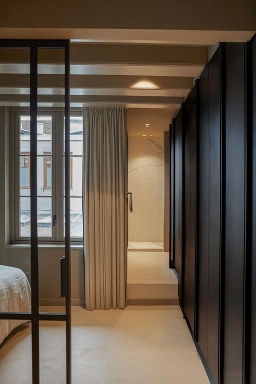 Furnished apartment with terrace in Jordaan - Image 9