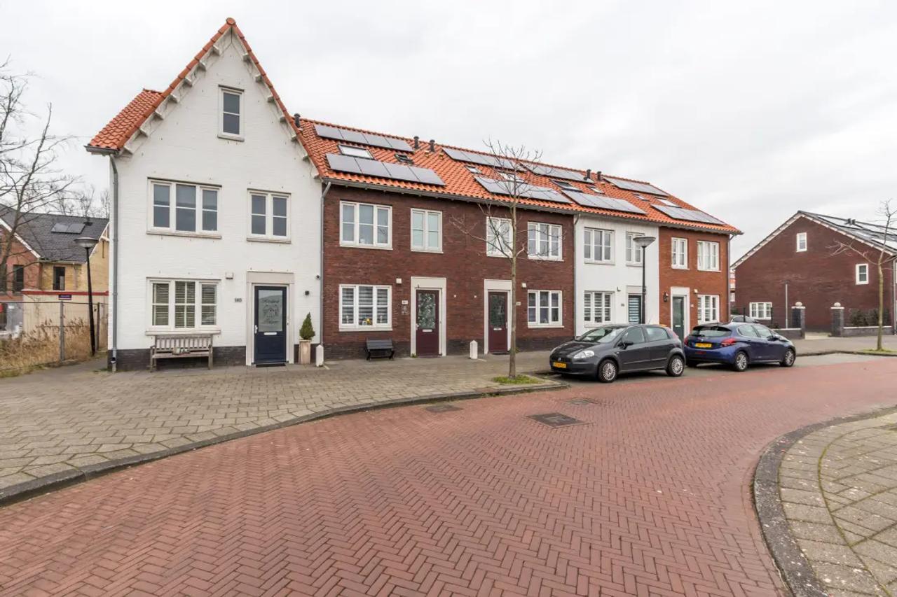 179 m² hoekappartement met parkeren - Afbeelding 1