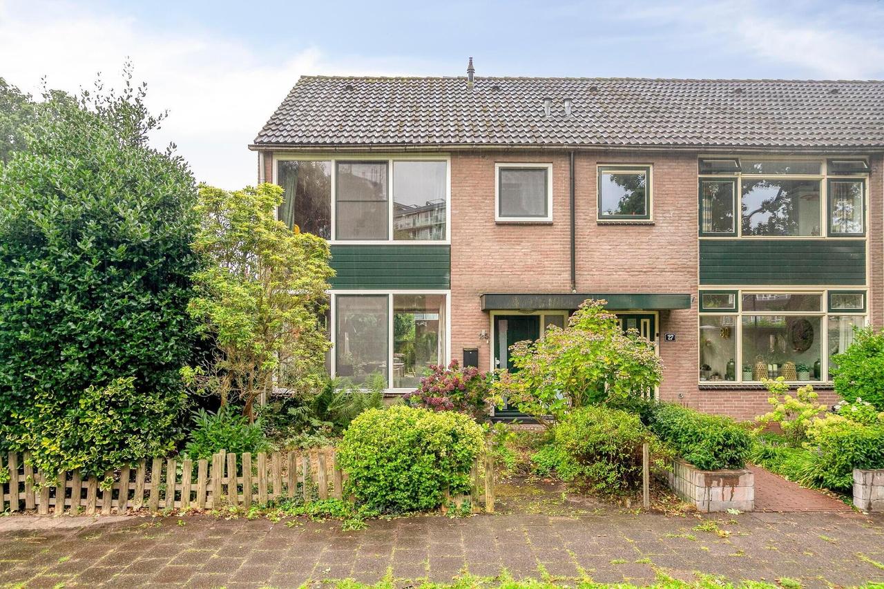 Corner house with 4 bedrooms by the park - Image 1