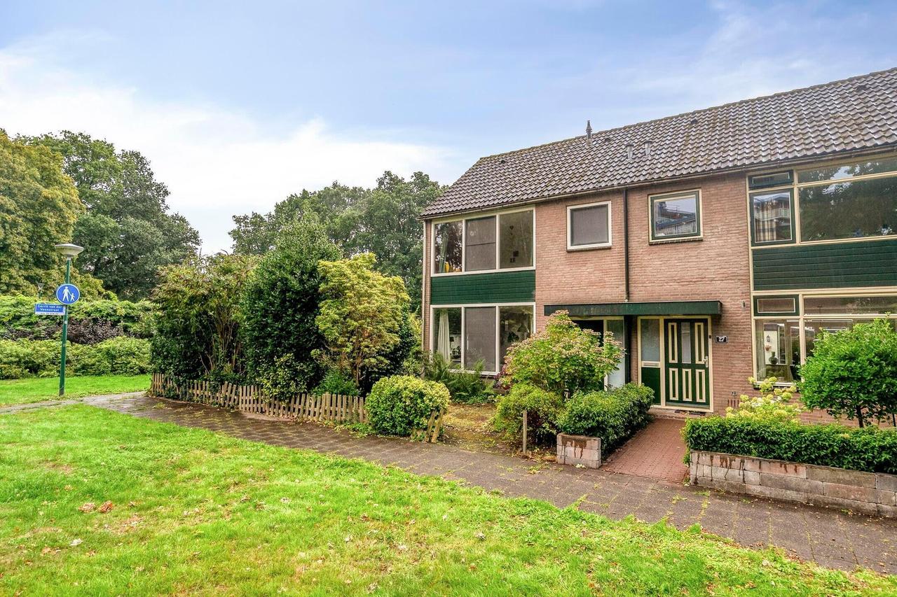 Corner house with 4 bedrooms by the park - Image 2