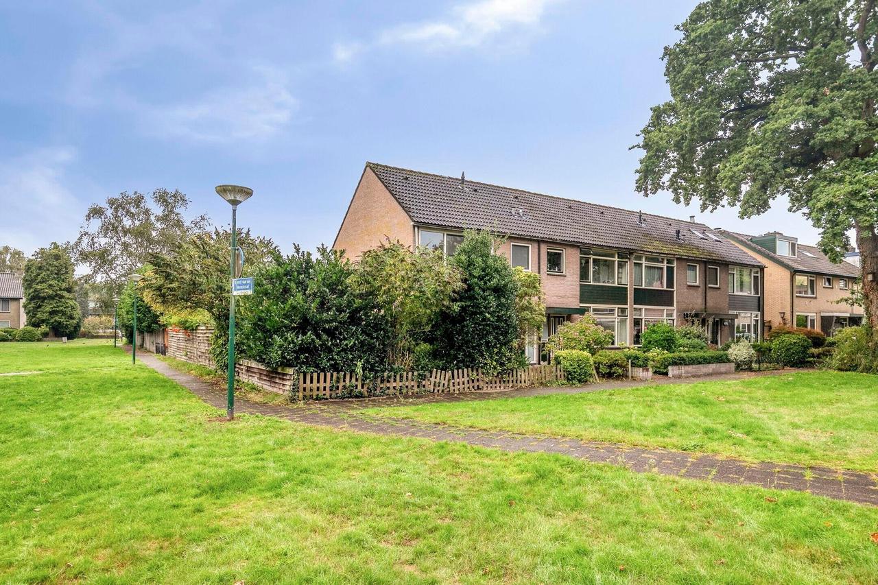 Corner house with 4 bedrooms by the park - Image 3