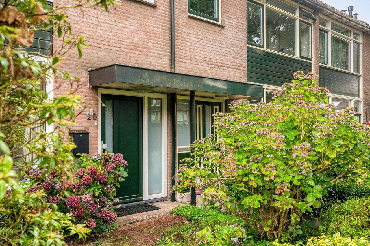 Corner house with 4 bedrooms by the park - Image 5