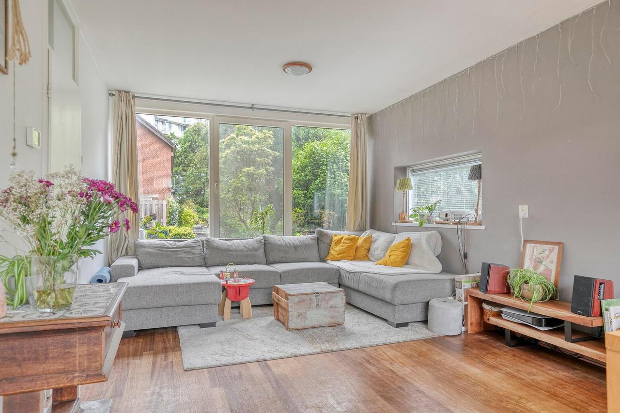 Corner house with 4 bedrooms by the park - Image 8