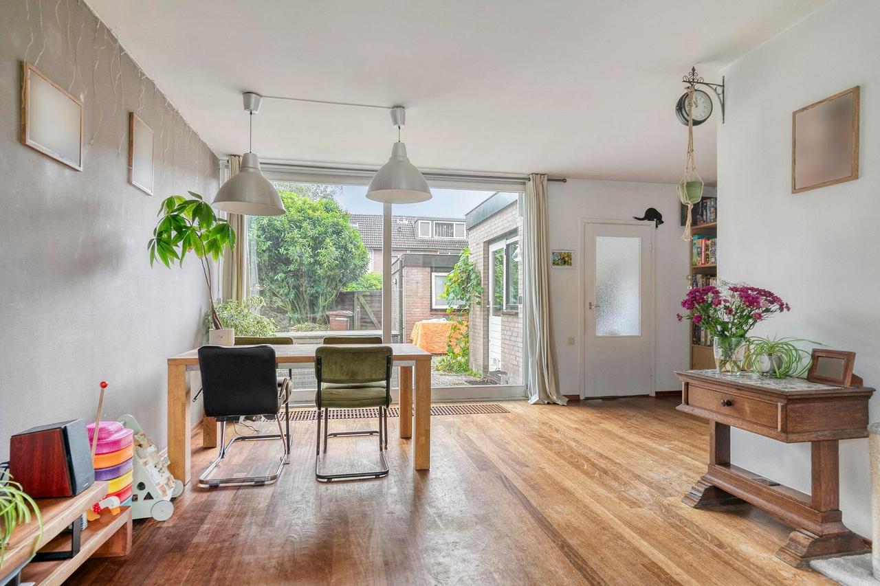 Corner house with 4 bedrooms by the park - Image 9