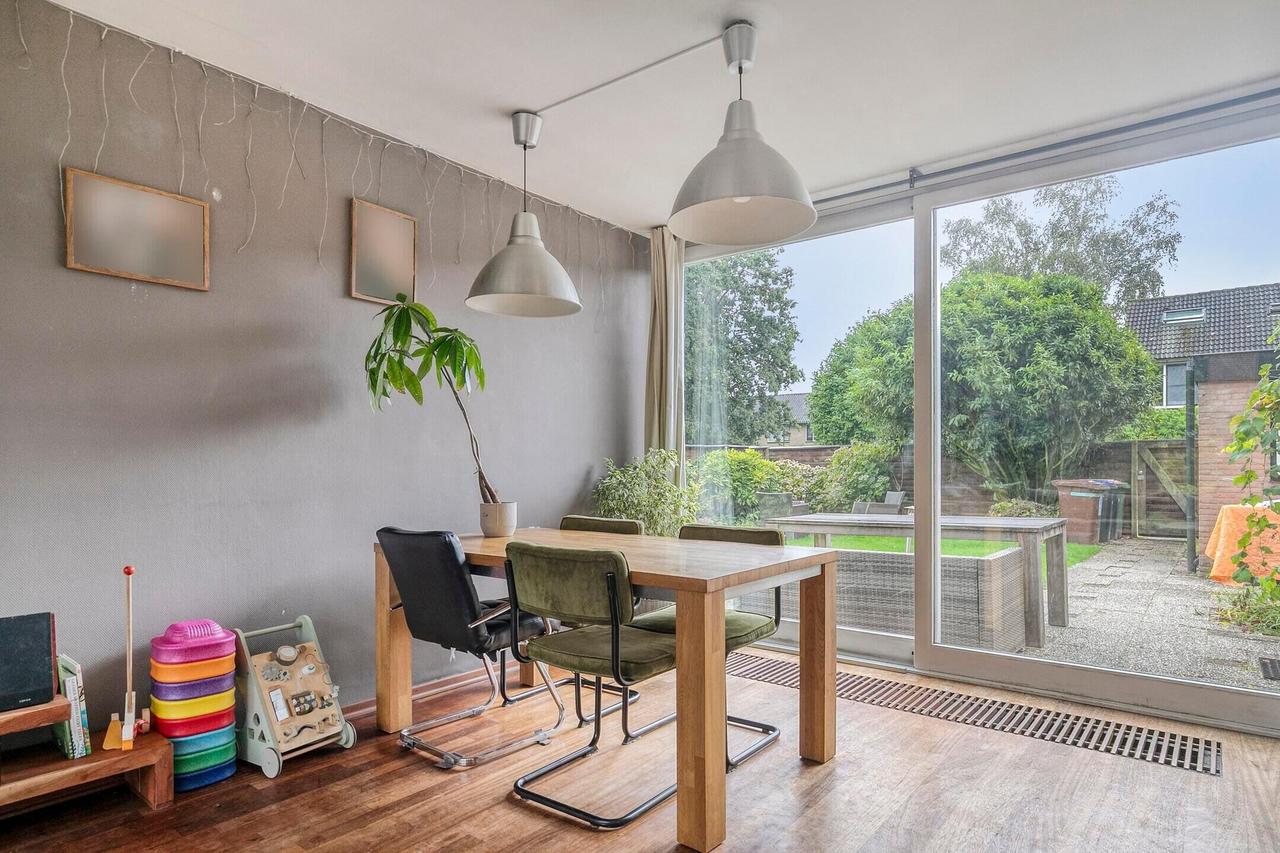Corner house with 4 bedrooms by the park - Image 10