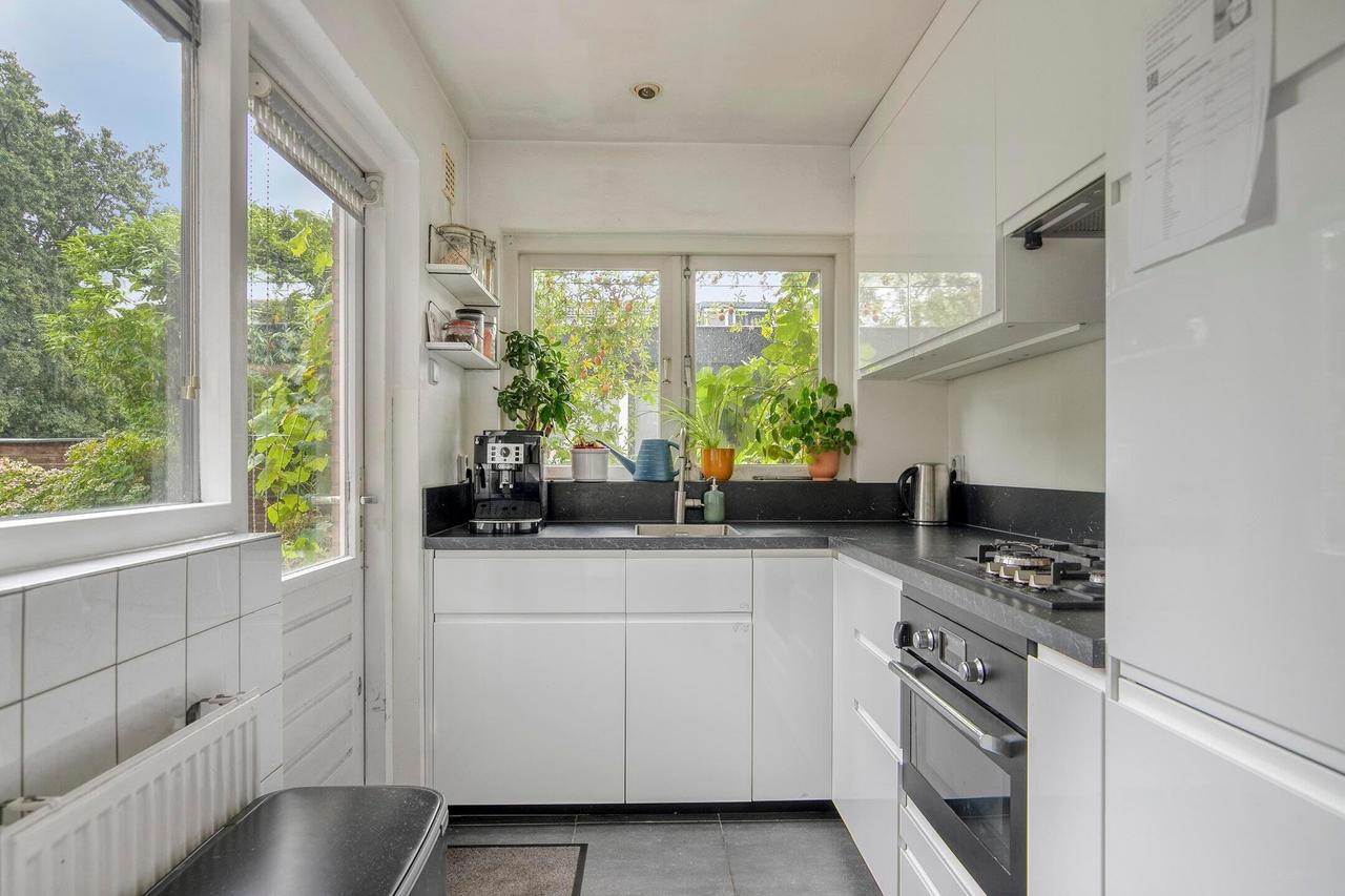 Corner house with 4 bedrooms by the park - Image 13