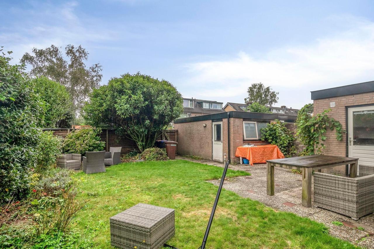 Corner house with 4 bedrooms by the park - Image 29