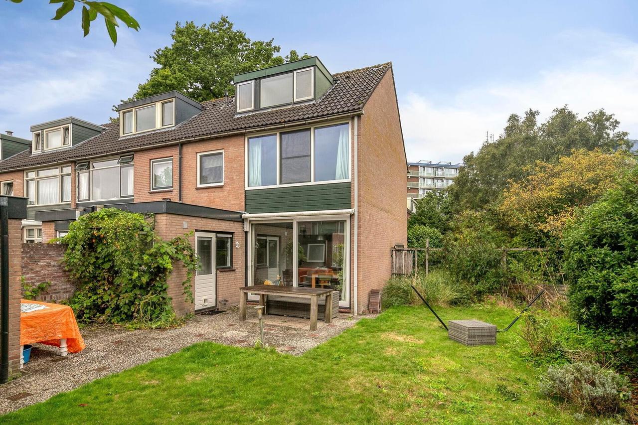 Corner house with 4 bedrooms by the park - Image 31