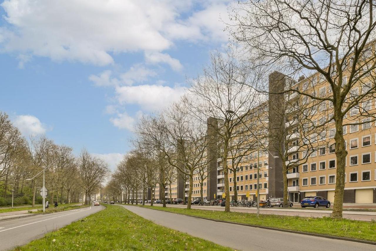 87 m² apartment with two balconies - Image 1