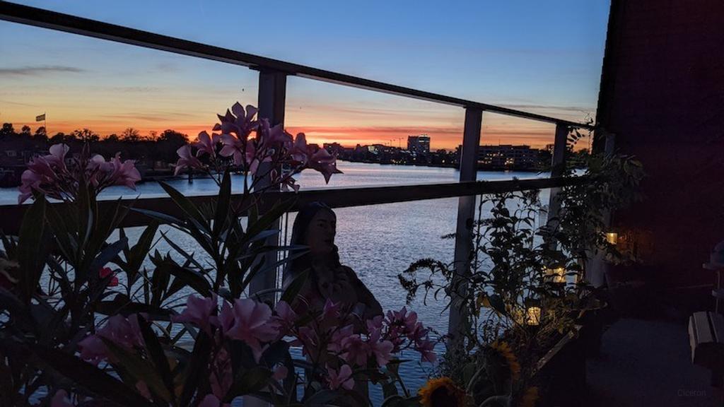 Furnished 2-bedroom apartment with balcony - Image 1