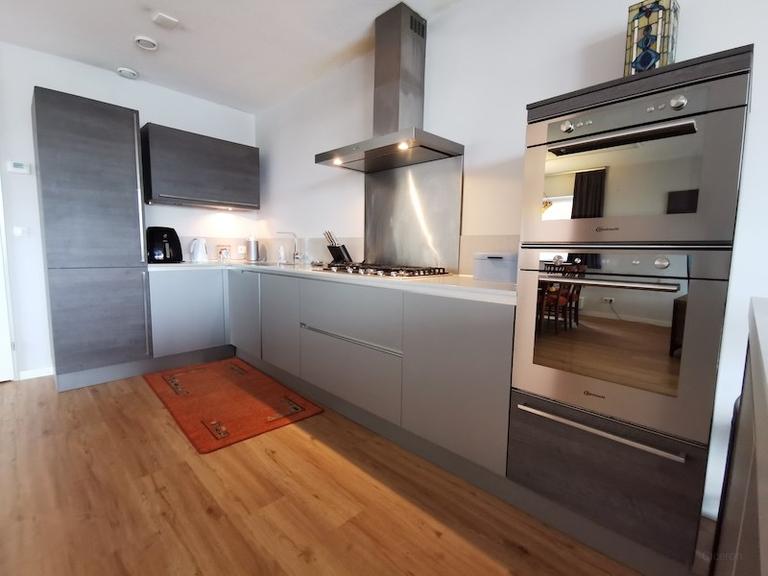 Furnished 2-bedroom apartment with balcony - Image 5