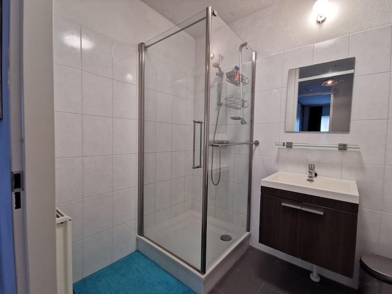 Furnished 2-bedroom apartment with balcony - Image 9