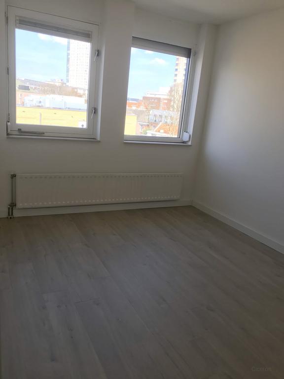 Corner Apartment with Balcony & Parking - Image 9