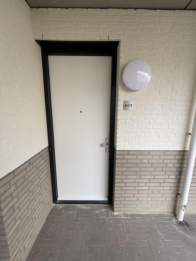 Ground-Floor 2-Bedroom Apartment with City Garden - Image 2