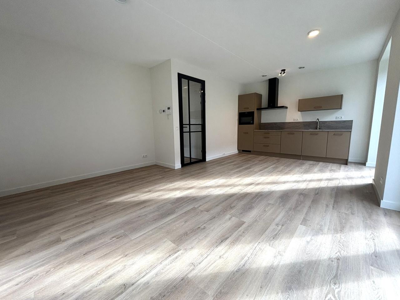 Ground-Floor 2-Bedroom Apartment with City Garden - Image 5