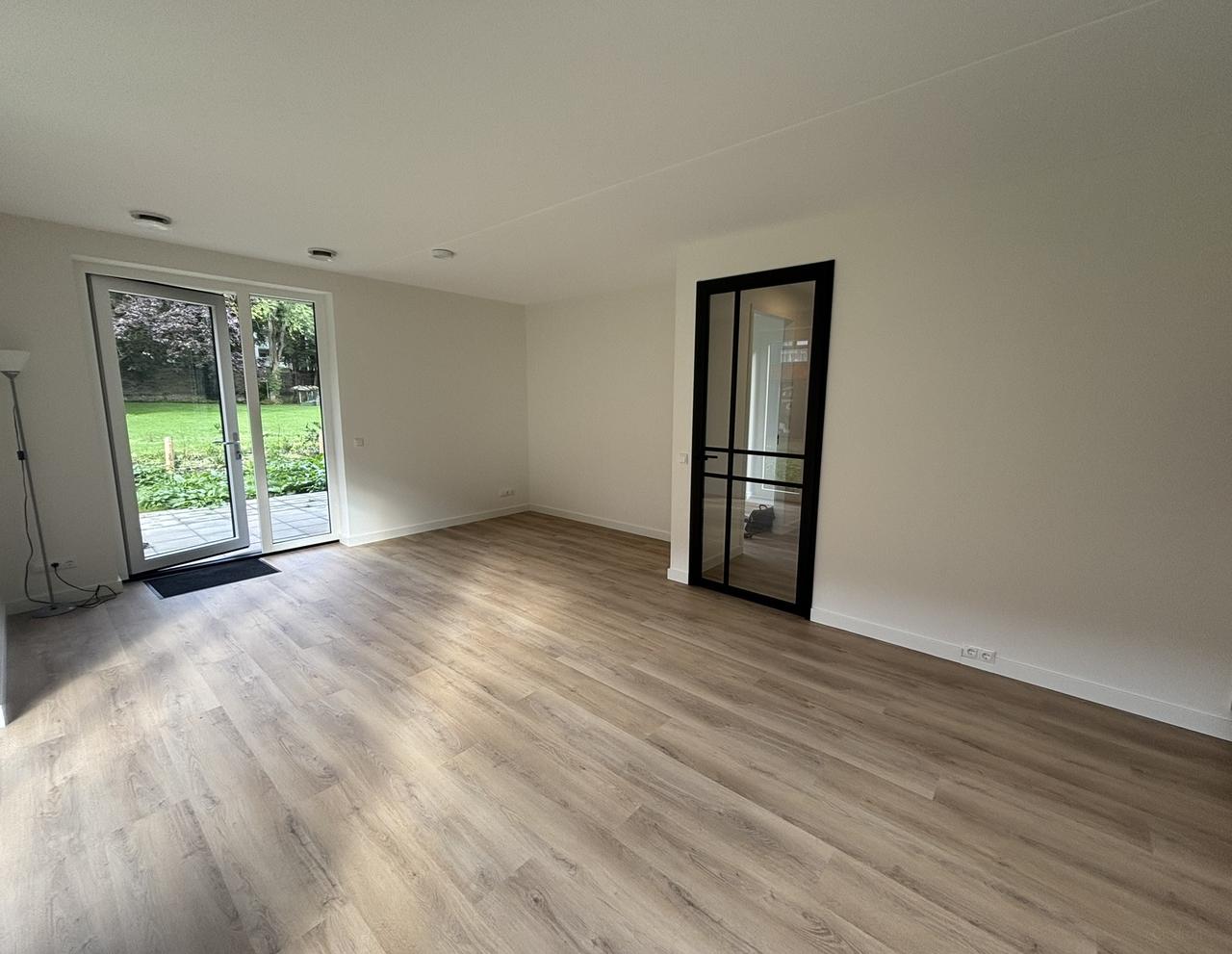 Ground-Floor 2-Bedroom Apartment with City Garden - Image 6