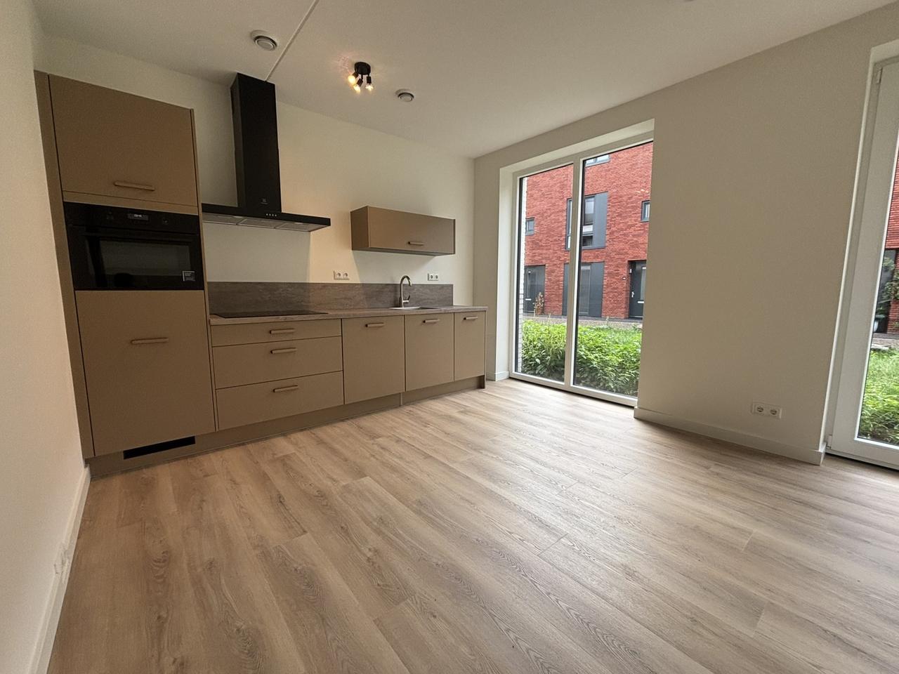 Ground-Floor 2-Bedroom Apartment with City Garden - Image 7