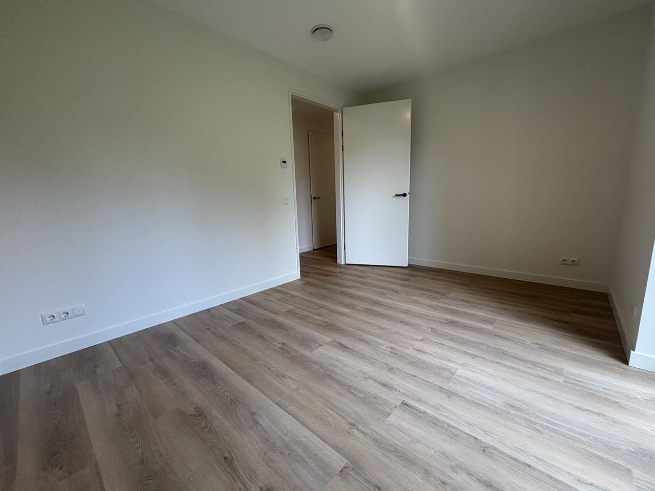 Ground-Floor 2-Bedroom Apartment with City Garden - Image 8