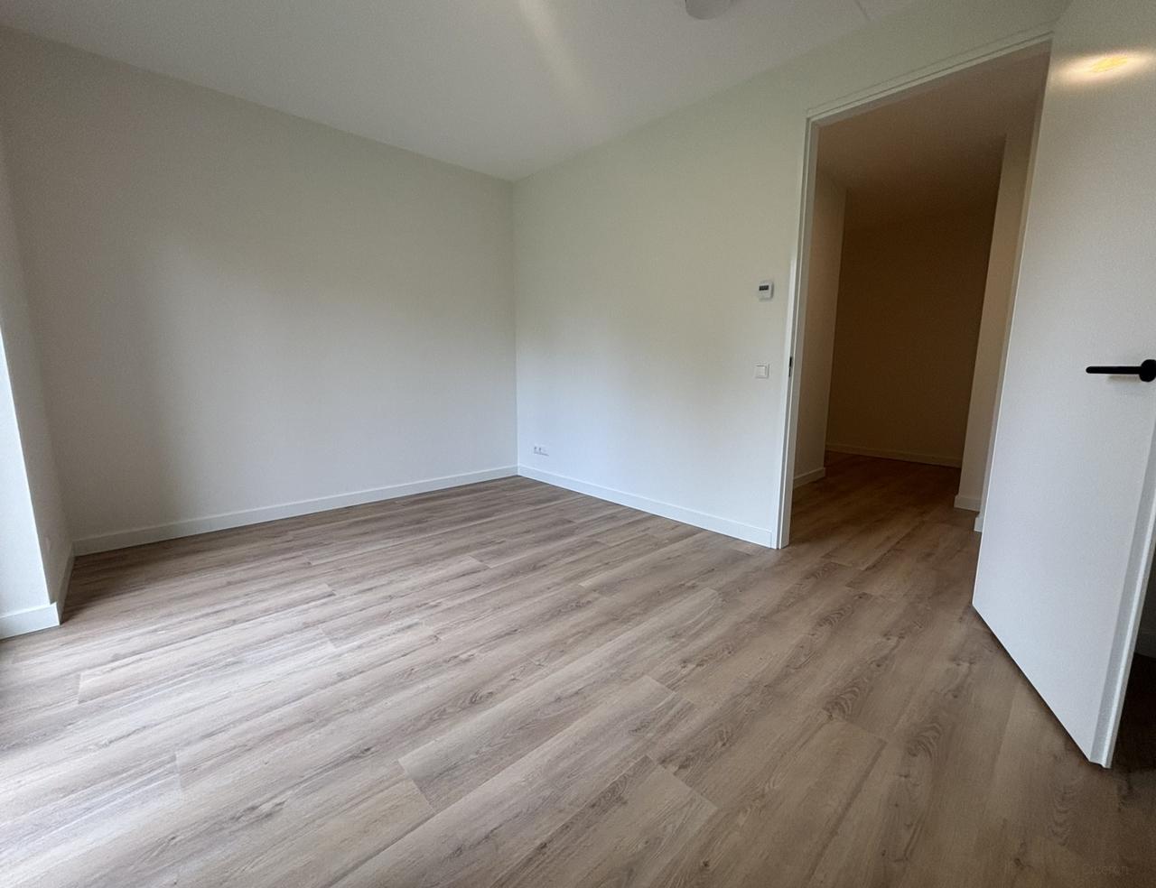 Ground-Floor 2-Bedroom Apartment with City Garden - Image 9