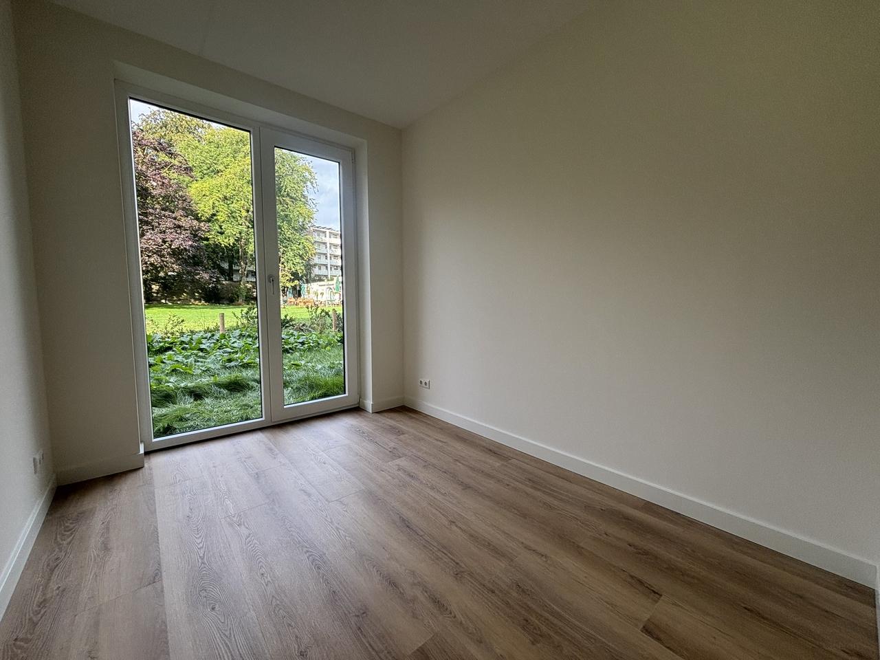 Ground-Floor 2-Bedroom Apartment with City Garden - Image 10