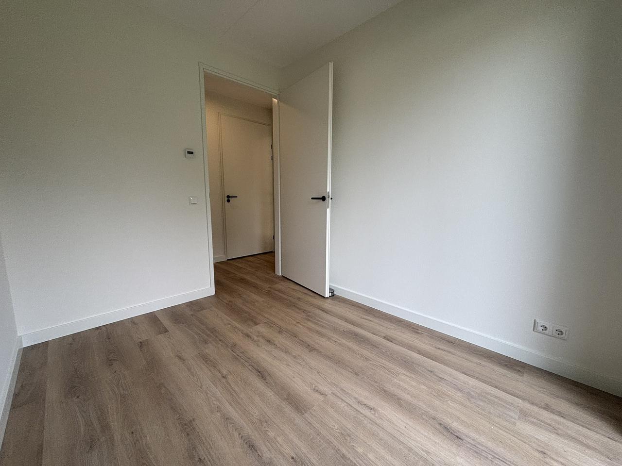 Ground-Floor 2-Bedroom Apartment with City Garden - Image 11