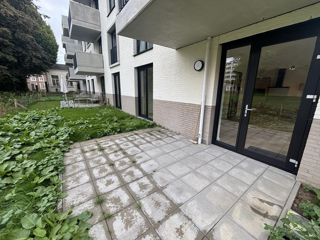 Ground-Floor 2-Bedroom Apartment with City Garden - Image 14