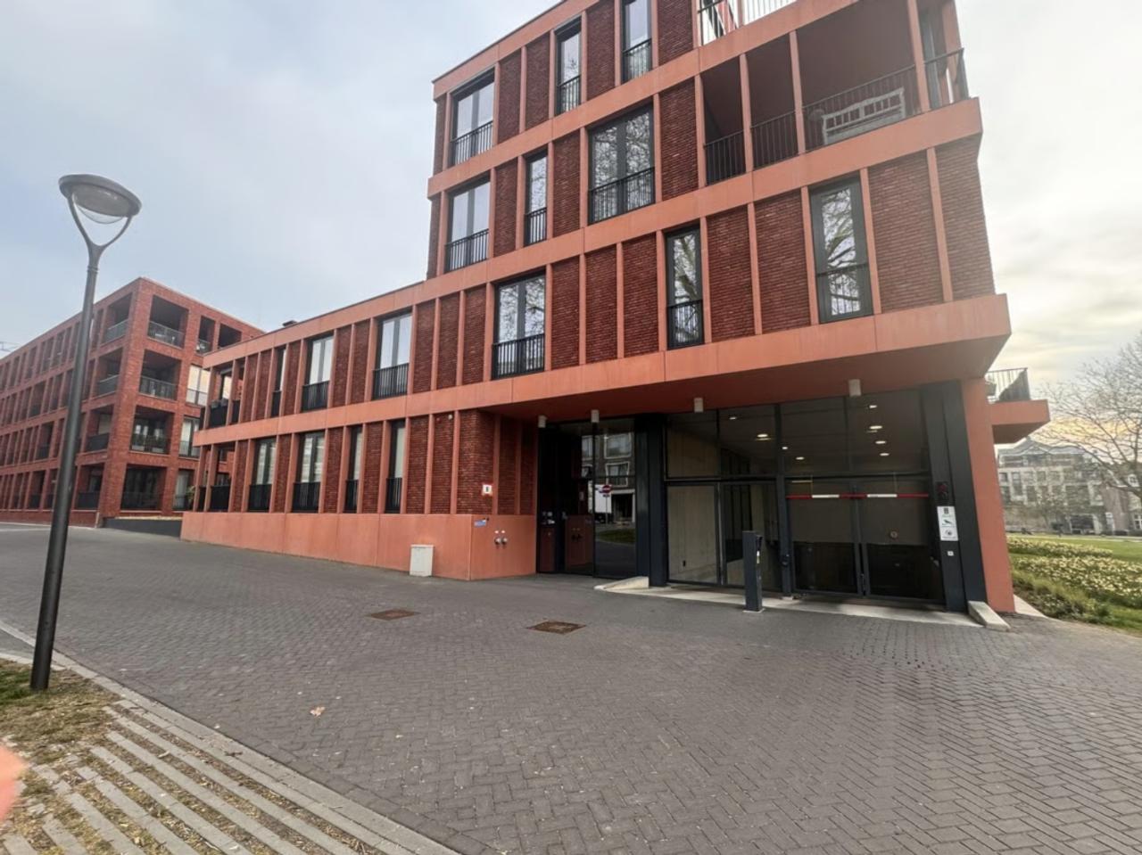 Ground-Floor 2-Bedroom Apartment with City Garden - Image 16